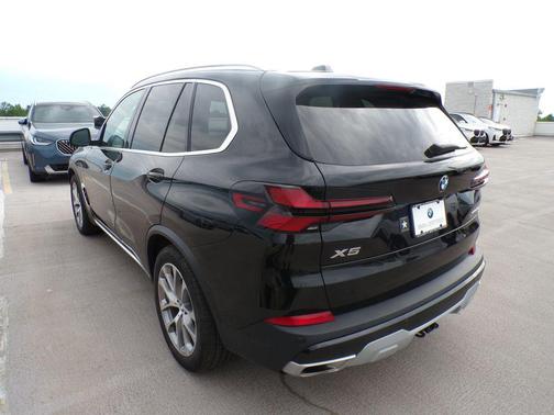 Black Sapphire Metallic 2024 BMW X5 xDrive40i
