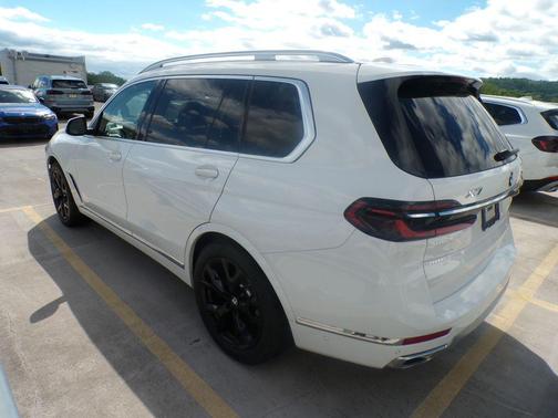 Alpine White 2026 BMW X7 xDrive40i