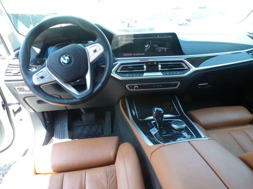 Mineral White Metallic 2021 BMW X7 xDrive40i