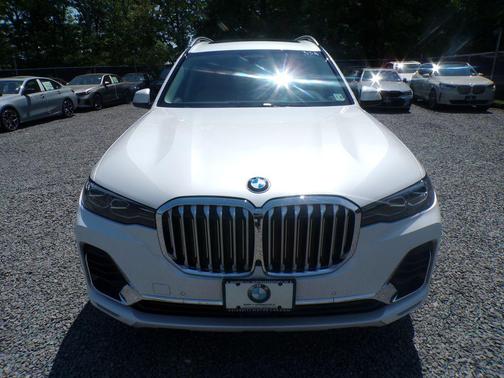Mineral White Metallic 2021 BMW X7 xDrive40i
