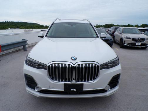 Mineral White Metallic 2021 BMW X7 xDrive40i