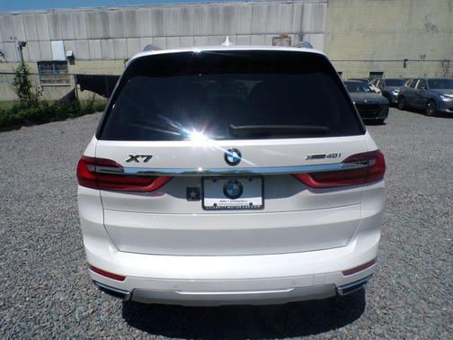 Mineral White Metallic 2021 BMW X7 xDrive40i