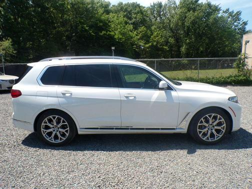 Mineral White Metallic 2021 BMW X7 xDrive40i