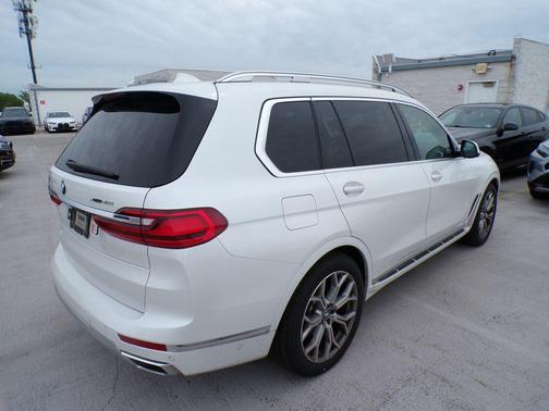 Mineral White Metallic 2021 BMW X7 xDrive40i