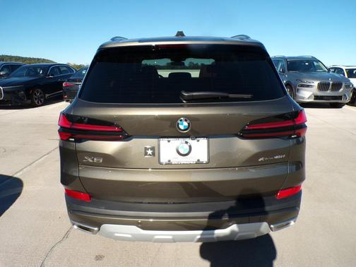Manhattan Green Metallic 2026 BMW X5 xDrive40i