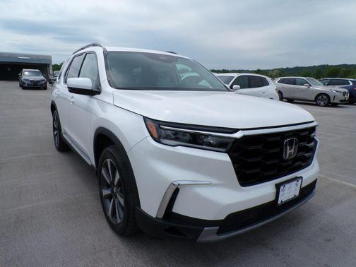Platinum White Pearl 2025 Honda Pilot Touring 8-Passenger