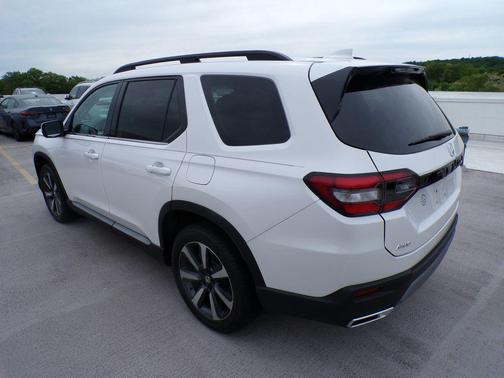 Platinum White Pearl 2025 Honda Pilot Touring 8-Passenger