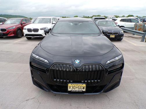 Carbon Black Metallic 2026 BMW i7 xDrive60
