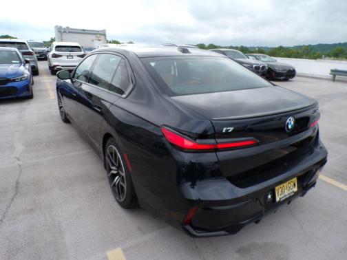 Carbon Black Metallic 2026 BMW i7 xDrive60