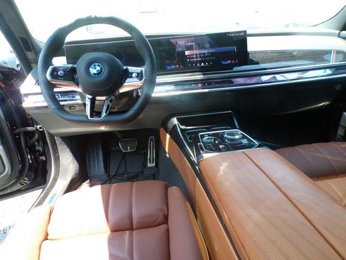 Carbon Black Metallic 2026 BMW i7 xDrive60