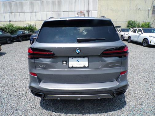 Skyscraper Grey Metallic 2026 BMW X5 xDrive40i