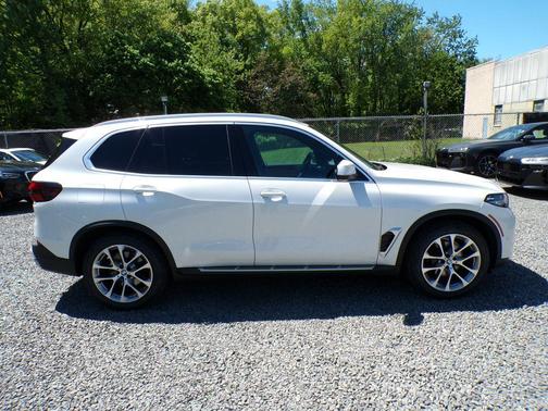 Mineral White Metallic 2024 BMW X5 xDrive40i