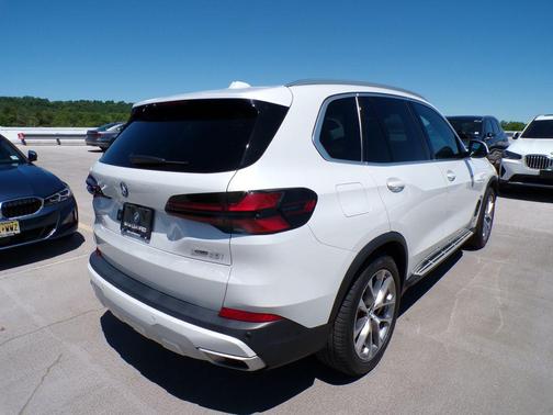 Mineral White Metallic 2024 BMW X5 xDrive40i