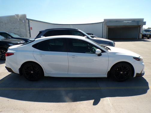 Ice 2025 Toyota Camry SE