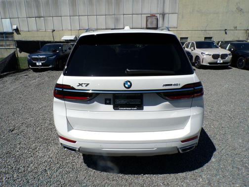 Alpine White 2026 BMW X7 xDrive40i