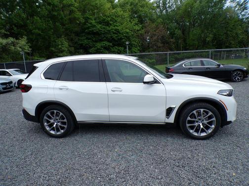 Alpine White 2024 BMW X5 xDrive40i