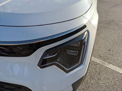 Snow White Pearl 2025 Kia Niro EV Wave