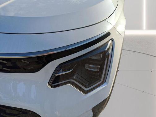 Snow White Pearl 2025 Kia Niro EV Wave