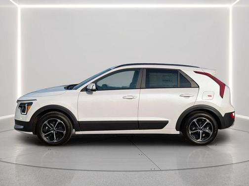 Snow White Pearl 2026 Kia Niro EX