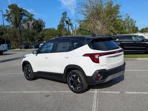Clear White/Black Roof 2026 Kia Seltos S