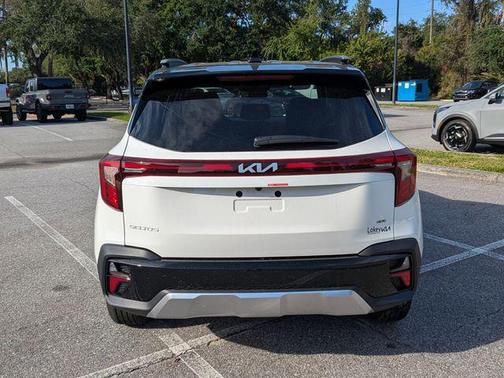 Clear White/Black Roof 2026 Kia Seltos S