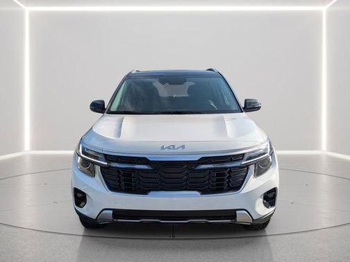 Clear White/Black Roof 2026 Kia Seltos S