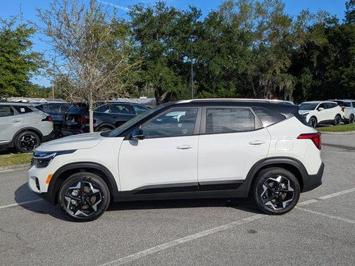 Clear White/Black Roof 2026 Kia Seltos S