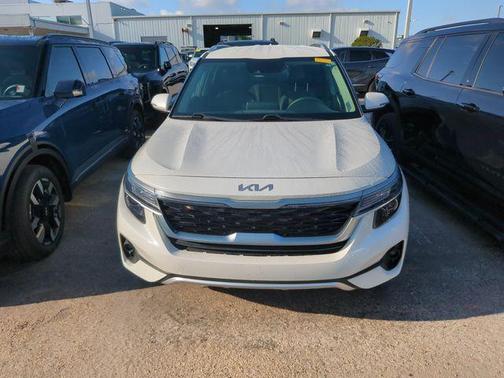 Snow White Pearl 2023 Kia Seltos S
