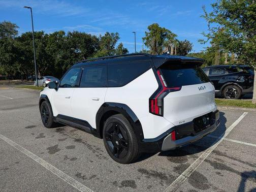 Glacier White Pearl/Ebony Black Roof 2026 Kia EV9 GT-Line