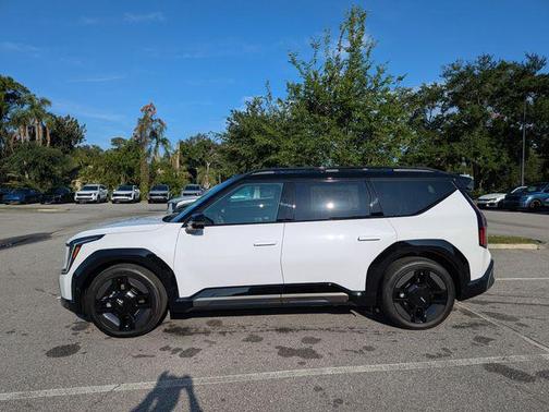 Glacier White Pearl/Ebony Black Roof 2026 Kia EV9 GT-Line