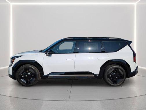 Glacier White Pearl/Ebony Black Roof 2026 Kia EV9 GT-Line