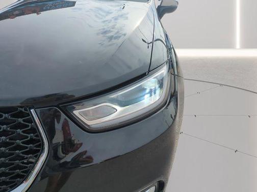 Brilliant Black Crystal Pearlcoat 2023 Chrysler Pacifica Limited