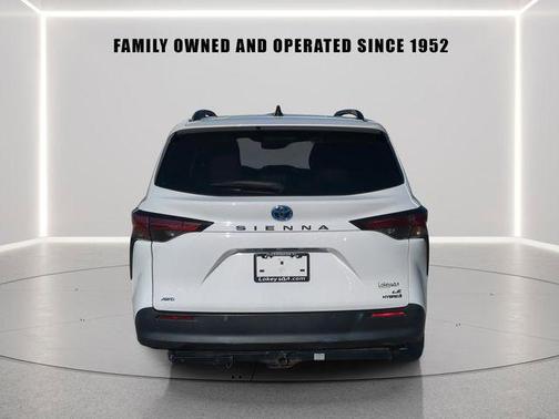 Super White 2021 Toyota Sienna LE