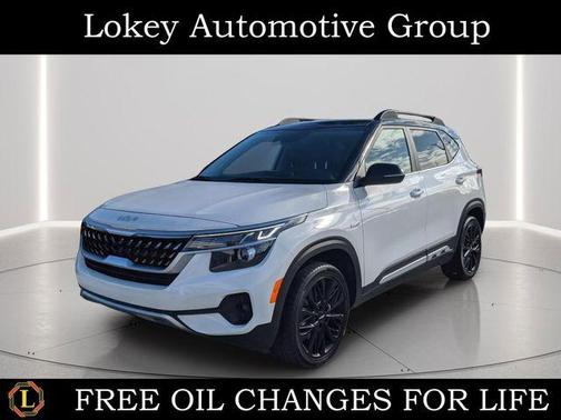 Clear White/Black Roof 2023 Kia Seltos Nightfall Edition