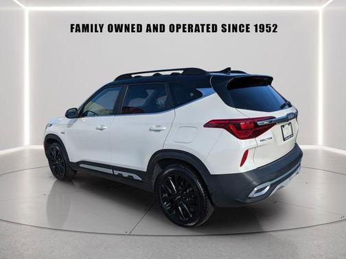 Clear White/Black Roof 2023 Kia Seltos Nightfall Edition