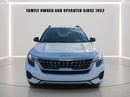 Clear White/Black Roof 2023 Kia Seltos Nightfall Edition
