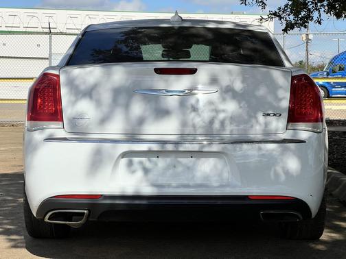 2017 Chrysler 300 Limited