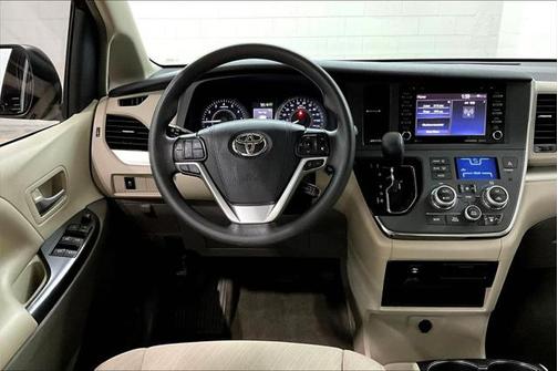 2019 Toyota Sienna LE