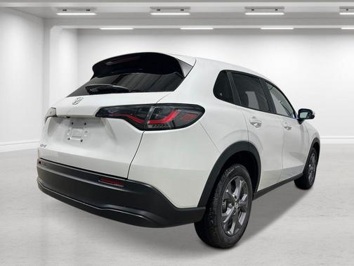 Platinum White Pearl 2026 Honda HR-V LX