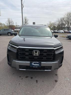 Crystal Black Pearl 2026 Honda Pilot Touring 8-Passenger