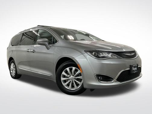 Billet Silver Metallic Clearcoat 2017 Chrysler Pacifica Touring-L