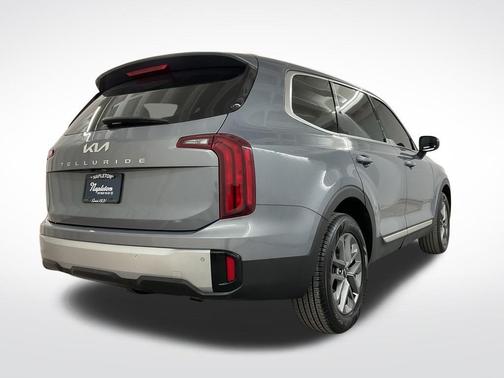 Everlasting Silver 2023 Kia Telluride LX