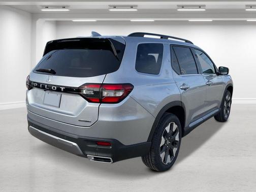 Solar Silver Metallic 2026 Honda Pilot Touring 8-Passenger
