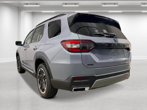 Sonic Gray Pearl 2026 Honda Pilot Touring 8-Passenger