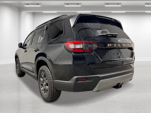 Crystal Black Pearl 2026 Honda Pilot TrailSport
