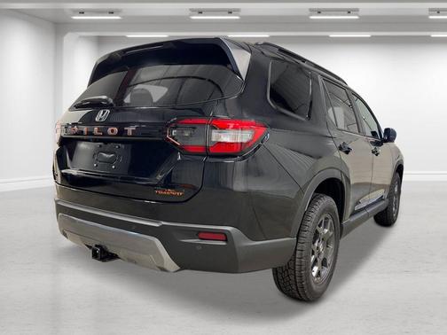 Crystal Black Pearl 2026 Honda Pilot TrailSport