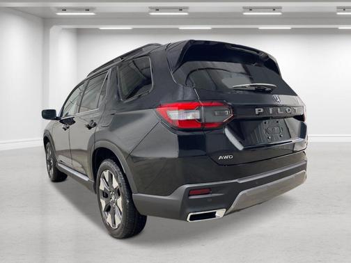 Crystal Black Pearl 2026 Honda Pilot Touring 8-Passenger