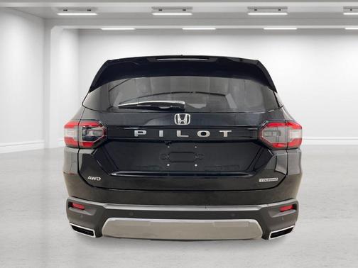 Crystal Black Pearl 2026 Honda Pilot Touring 8-Passenger