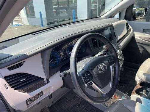 2016 Toyota Sienna XLE