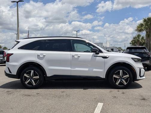 White Pearl 2023 Kia Sorento S